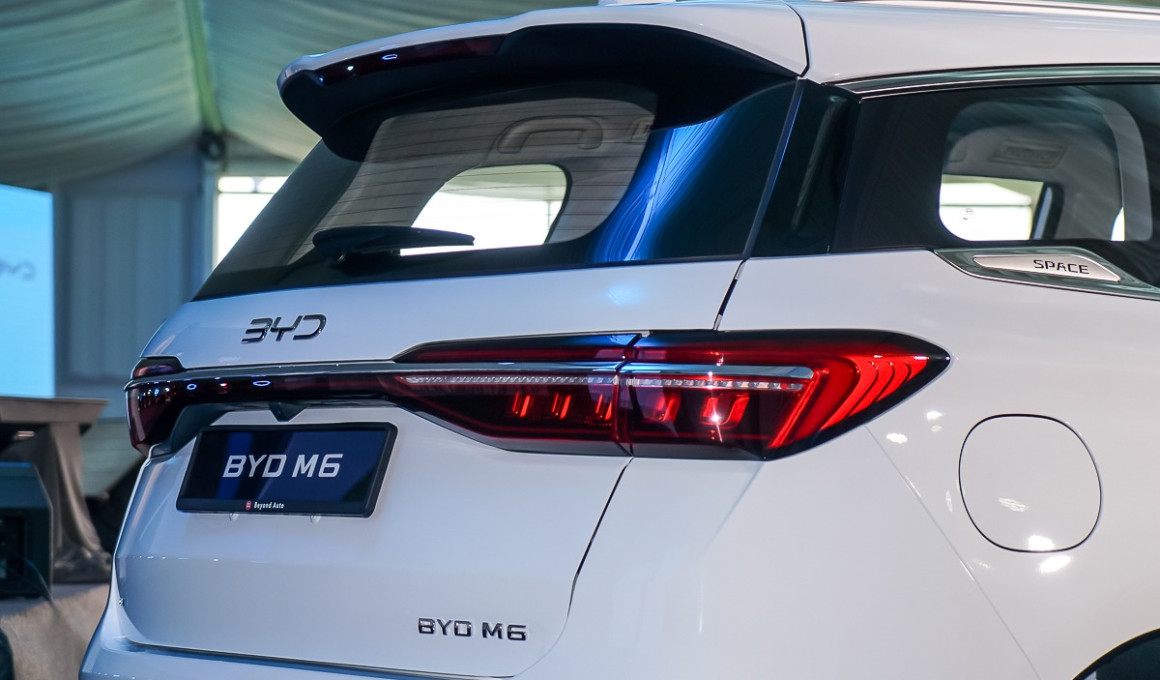 BYD M6